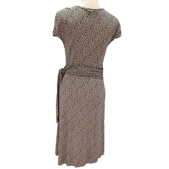 ANN TAYLOR SIZE 6 BLACK AND TAN SMALL LEAF PRINT CAP SLEEVE WRAP DRESS 6 - Picture 5 of 5